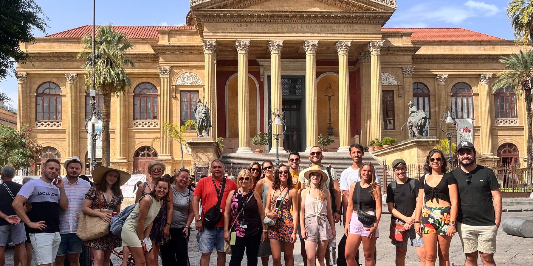 Teatro Massimo Foto Grupal Grupo Palermo Free Walking Tour en frente del Teatro Massimo