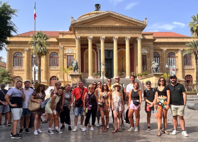 Teatro Massimo Foto Grupal Grupo Palermo Free Walking Tour en frente del Teatro Massimo