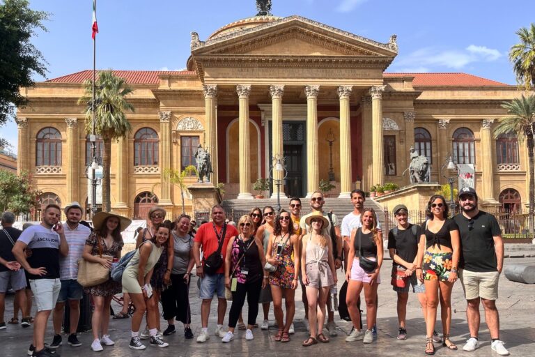 Grupo Palermo Free Walking Tour en frente del Teatro Massimo