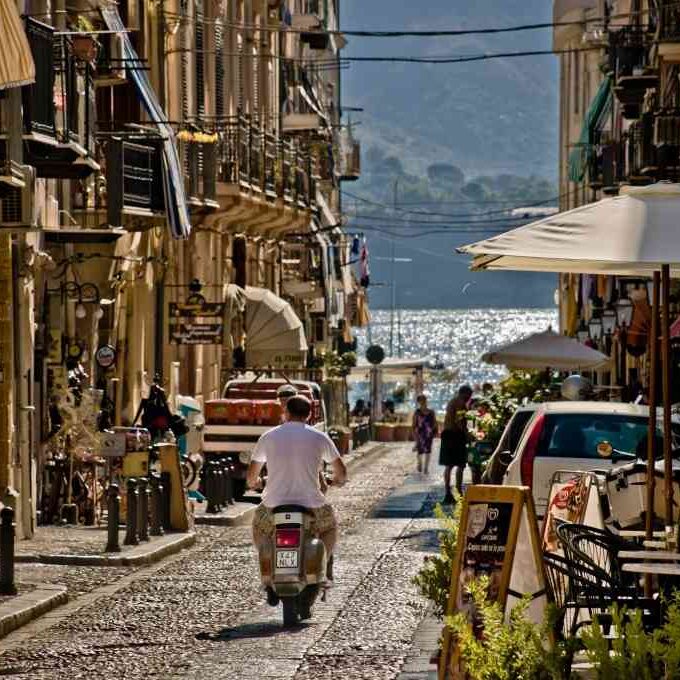 cefalu free walking tour in italiano - via centrale